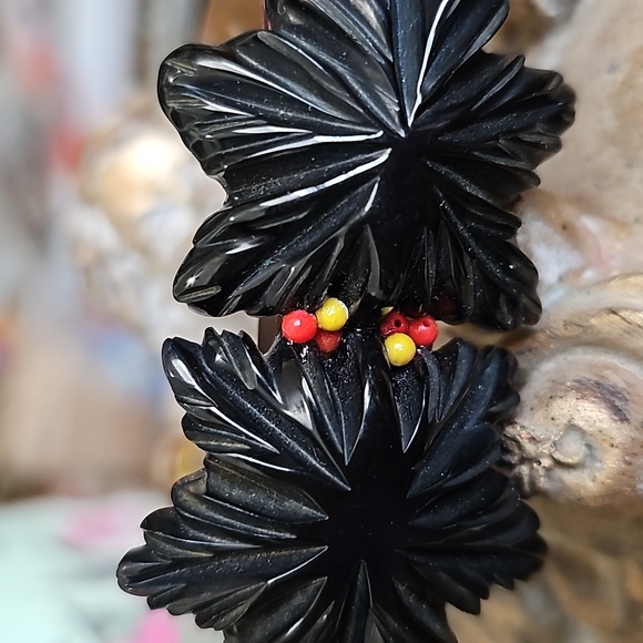 Bakelite Leaf Cuff - Picture 4 of 6